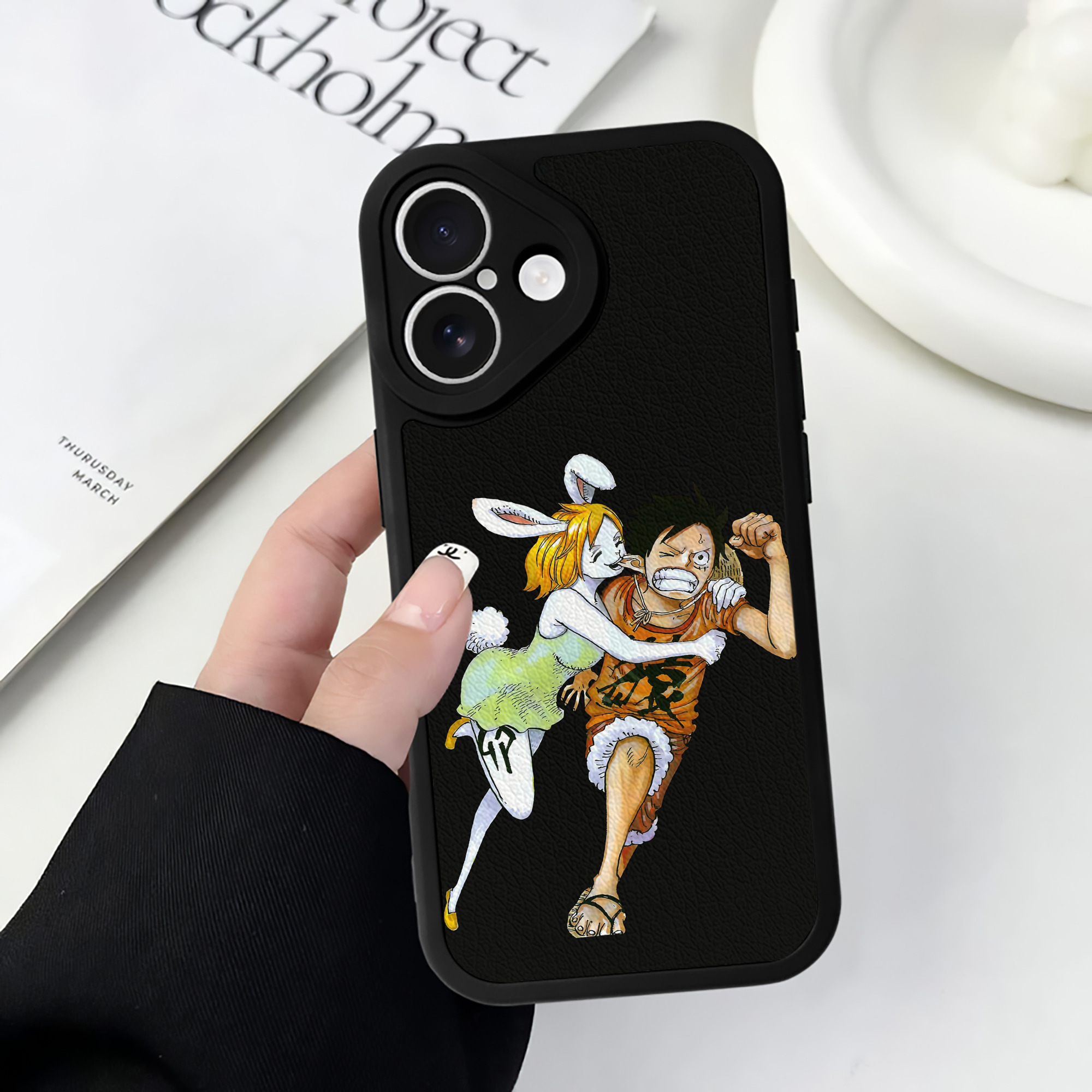 （画像用） ワンピース モンキー・D・ルフィ ONE PIECE Monkey D. Luffy 【iPhone 16シリーズ対応】シリコンスマホケース（レザー調） 材質：シリコン